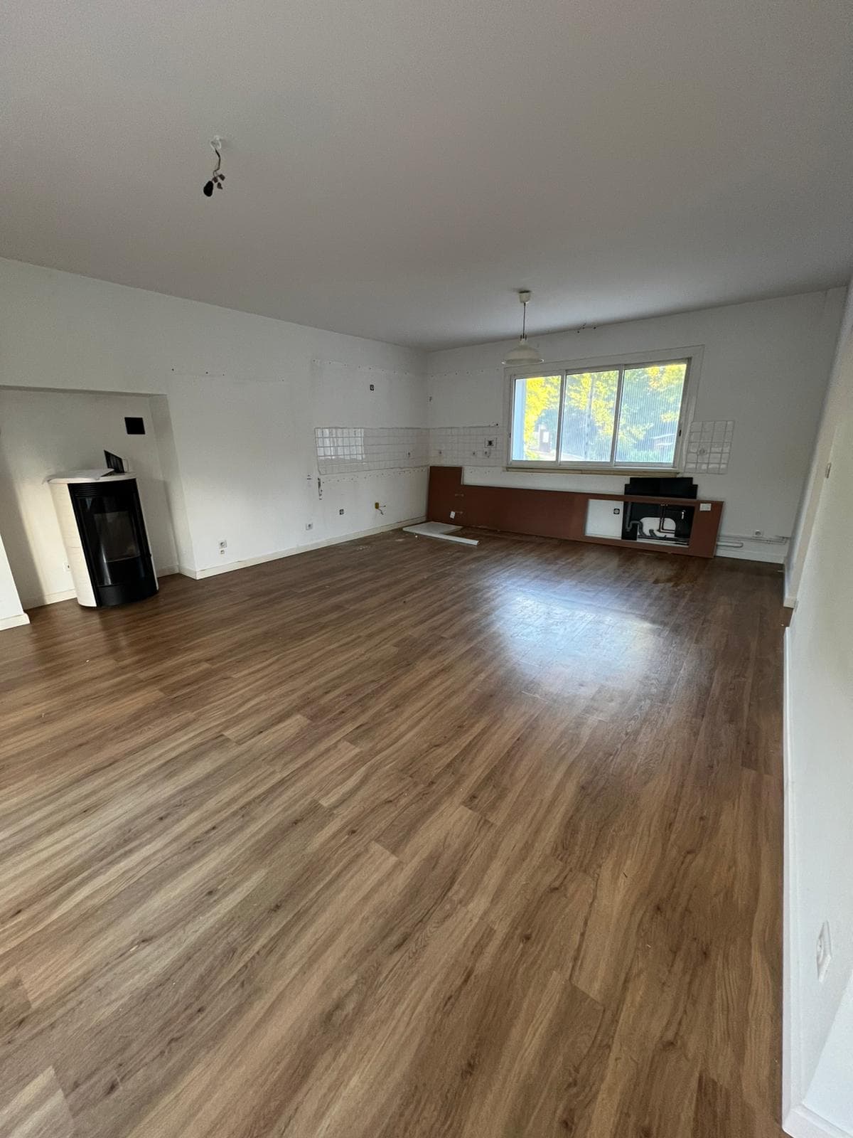 Salon avec poêle à bois — Saint-Mitre-les-Remparts